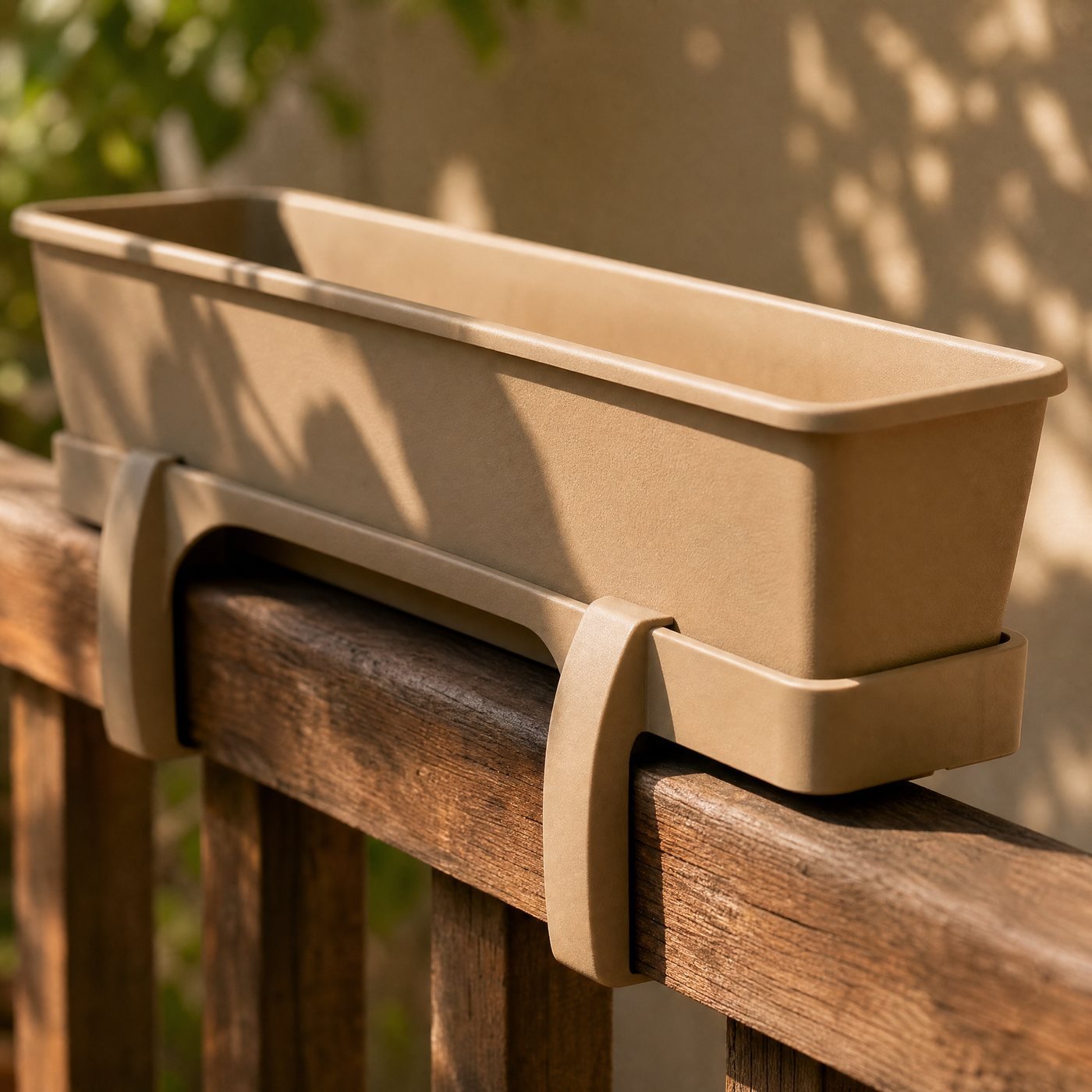 Railing Planter, 50 cm — detail of the moulded saddle bracket that straddles the railing