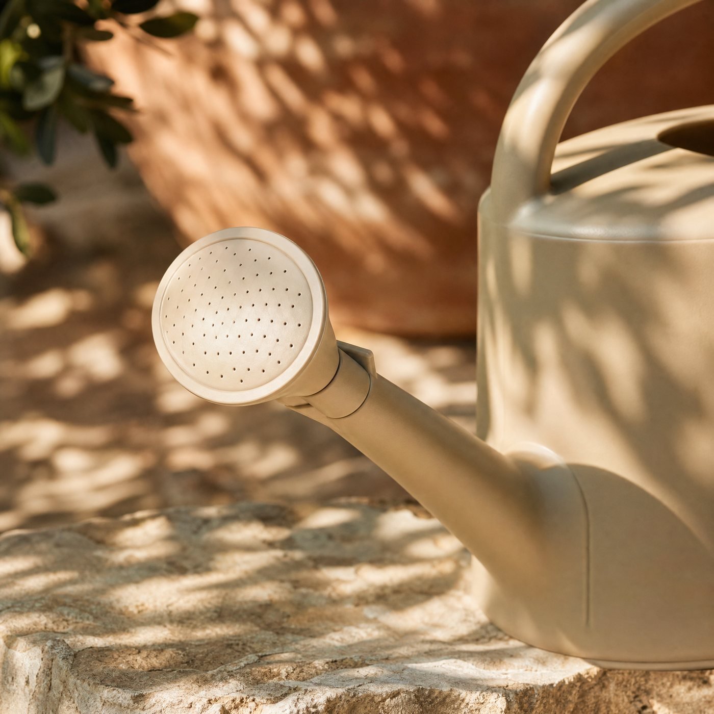 Watering Can with Rose, 5 L — detail of the oval rose clipped onto the spout